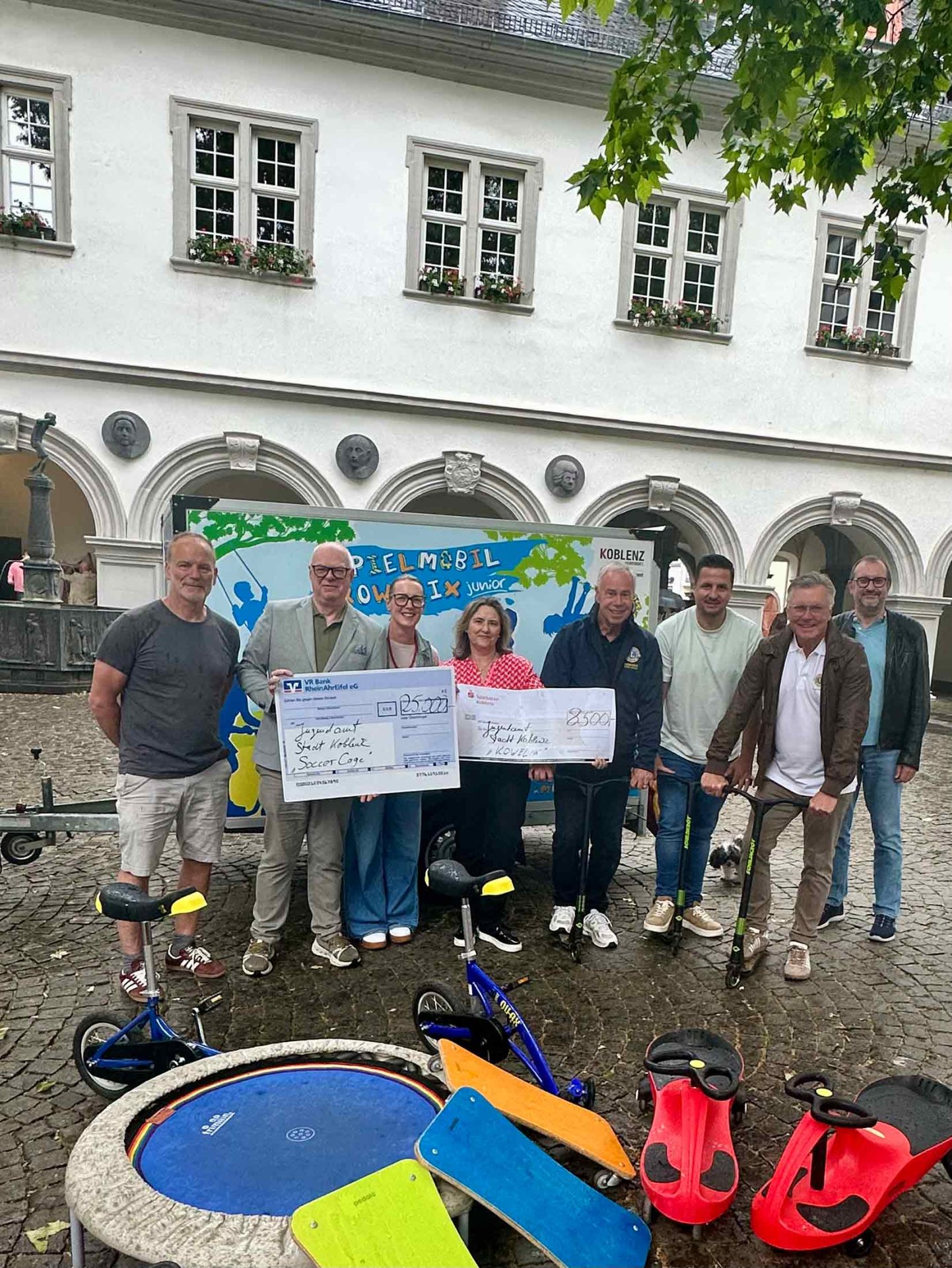 Freuen sich über die neue Ausstattung: v.l. Chris Krauslach, Stephan Brodmerkel, Antje Knieper, Kristina Girones-Perscheid, Tom Schilling, Florian Monreal, Bernd Wieczorek und Andreas Oberanner