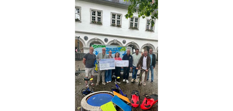 Freuen sich über die neue Ausstattung: v.l. Chris Krauslach, Stephan Brodmerkel, Antje Knieper, Kristina Girones-Perscheid, Tom Schilling, Florian Monreal, Bernd Wieczorek und Andreas Oberanner