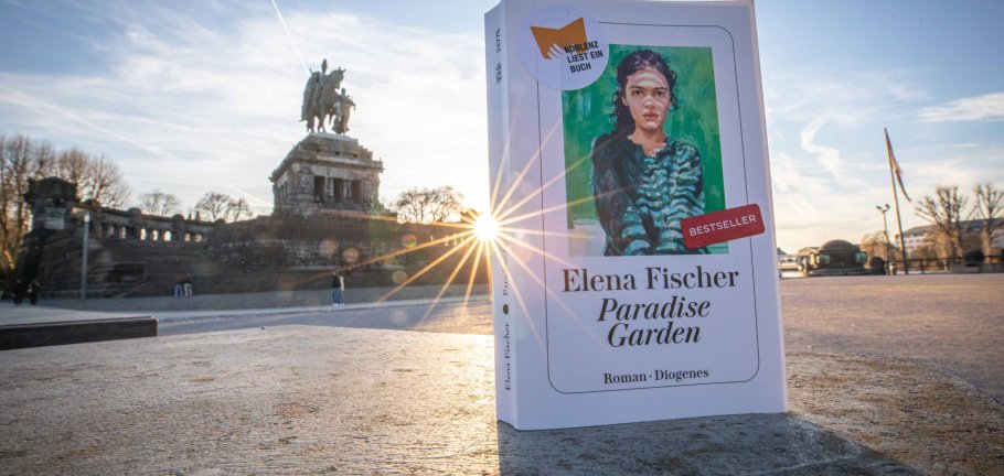 Der Roman „Paradise Garden“ von Elena Fischer ist 2026 das Buch bei "Koblenz liest ein Buch". Der Roman „Paradise Garden“ von Elena Fischer ist 2026 das Buch bei "Koblenz liest ein Buch".