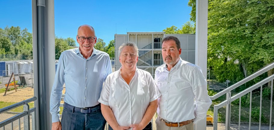 Wohnmodule für Geflüchtete kurz vor Fertigstellung v.l.n.r.: Thomas Brahm (Vorstandsvorsitzender Debeka), Ulrike Mohrs (Bürgermeisterin Stadt Koblenz), Joachim Hinse (Leiter Immobilienverwaltung Debeka)
