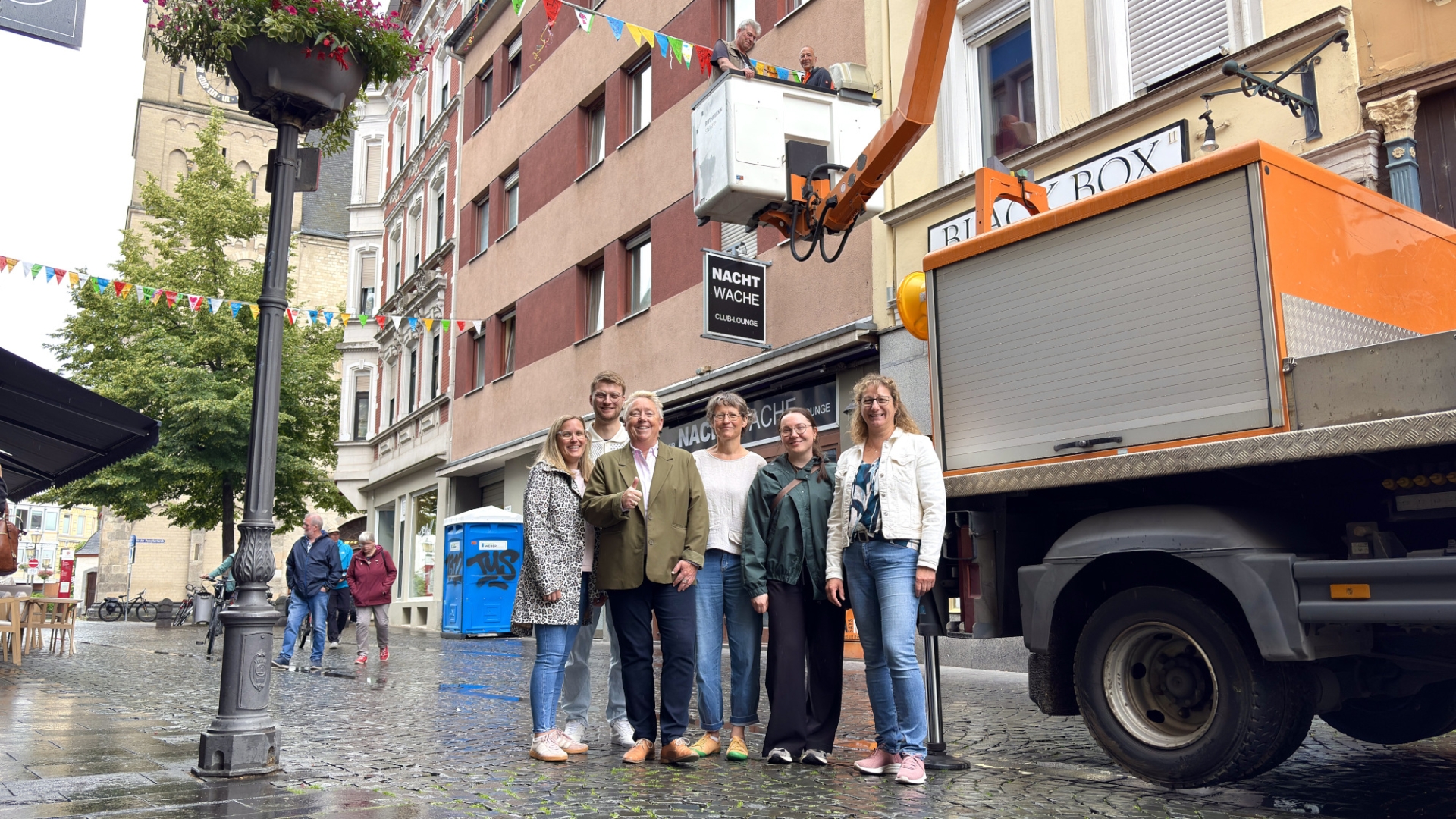 Bürgermeisterin Ulrike Mohrs schaute sich gemeinsam mit Verantwortlichen der Aktion die aufgehängten Wimpel in der Marktstraße an.