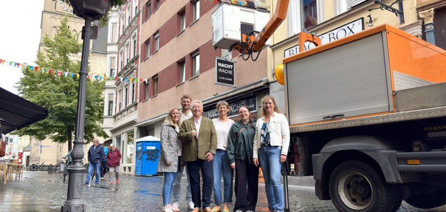 Bürgermeisterin Ulrike Mohrs schaute sich gemeinsam mit Verantwortlichen der Aktion die aufgehängten Wimpel in der Marktstraße an. Bürgermeisterin Ulrike Mohrs schaute sich gemeinsam mit Verantwortlichen der Aktion die aufgehängten Wimpel in der Marktstraße an.