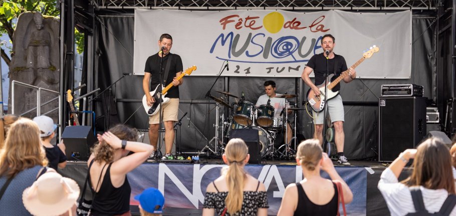 Die Fête de la Musique lädt dazu ein, den längsten Tag des Jahres gemeinsam zu feiern, neue Klänge zu entdecken und die Stadt auf besondere Weise zu erleben. Die Fête de la Musique lädt dazu ein, den längsten Tag des Jahres gemeinsam zu feiern, neue Klänge zu entdecken und die Stadt auf besondere Weise zu erleben.