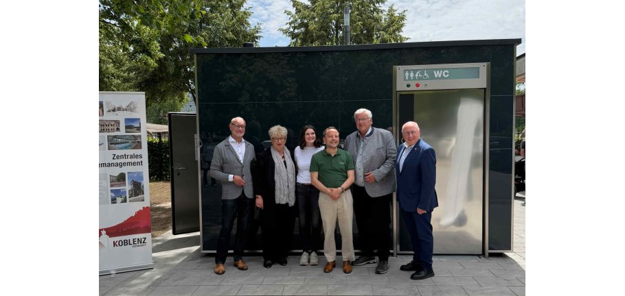 Baudezernent Prof. Dr. Andreas Lukas (Bildmitte vorne) nahm mit Mitgliedern des Stadtrates die Eröffnung der neuen WC-Anlage am Kurfürstlichen Schloss vor. Baudezernent Prof. Dr. Andreas Lukas (Bildmitte vorne) nahm mit Mitgliedern des Stadtrates die Eröffnung der neuen WC-Anlage am Kurfürstlichen Schloss vor.