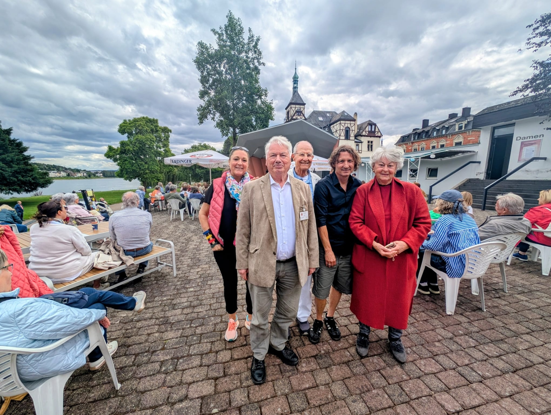 Die Organisatorinnen und Organisatoren freuen sich über die positive Resonanz des Seniorenfestivals v.l.: Minka Bäumges (Koblenzer Bündnis für Familie), Prof. Dr. Heinz-Günther Borck (Seniorenbeirat), Edgar Kühlenthal (Seniorenbeirat), Volker Cornet (Music Live e.V.), Ursula Bäumges (Förderverein Rheinanlagen e.V.)