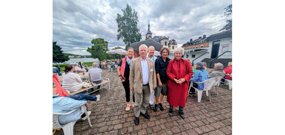 Die Organisatorinnen und Organisatoren freuen sich über die positive Resonanz des Seniorenfestivals v.l.: Minka Bäumges (Koblenzer Bündnis für Familie), Prof. Dr. Heinz-Günther Borck (Seniorenbeirat), Edgar Kühlenthal (Seniorenbeirat), Volker Cornet (Music Live e.V.), Ursula Bäumges (Förderverein Rheinanlagen e.V.)