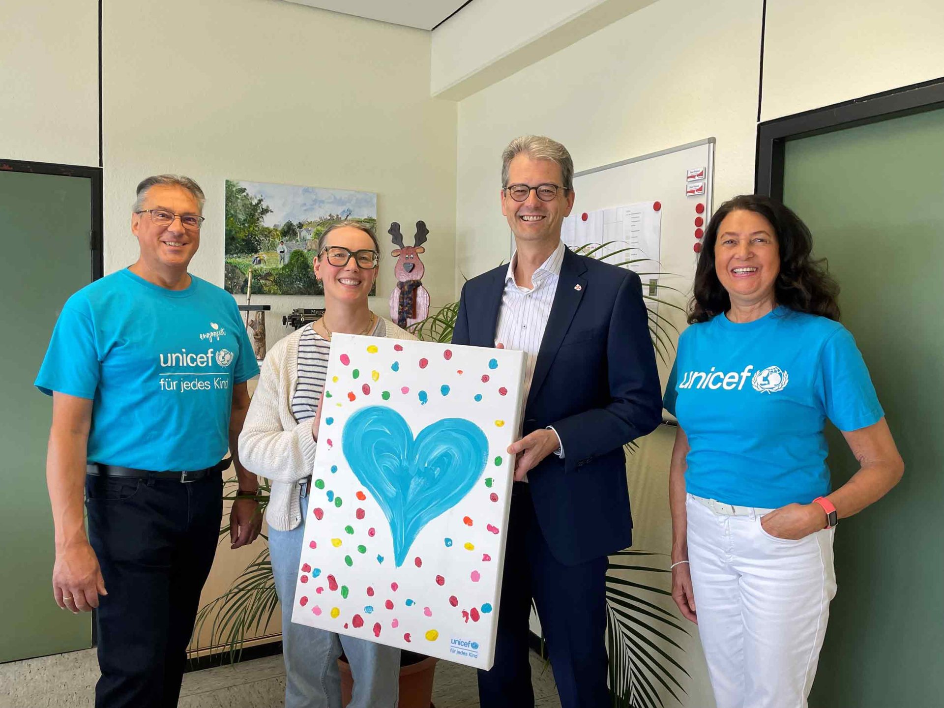 Bei einem gemeinsamen Treffen überreichten Angelika Markus (1. v.r.) und Bernd Kraus ( 1.v.l.) dem Jugendamt  Koblenz, vertreten durch Amtleiter Peer Pabst und Jugendpflegerin Antje Knieper, ein besonderes Kunstwerk.