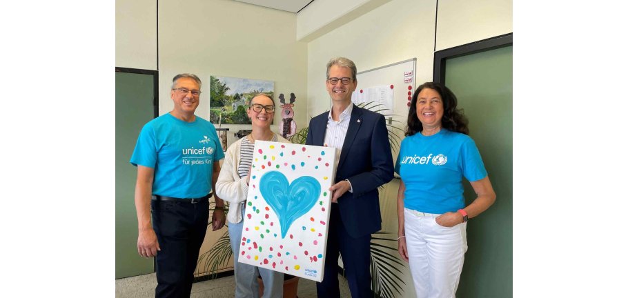 Bei einem gemeinsamen Treffen überreichten Angelika Markus (1. v.r.) und Bernd Kraus ( 1.v.l.) dem Jugendamt Koblenz, vertreten durch Amtleiter Peer Pabst und Jugendpflegerin Antje Knieper, ein besonderes Kunstwerk. Bei einem gemeinsamen Treffen überreichten Angelika Markus (1. v.r.) und Bernd Kraus ( 1.v.l.) dem Jugendamt Koblenz, vertreten durch Amtleiter Peer Pabst und Jugendpflegerin Antje Knieper, ein besonderes Kunstwerk.