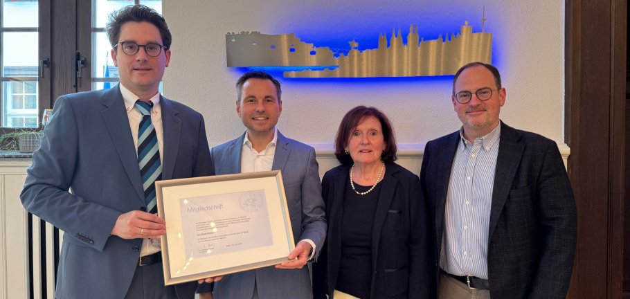 Gerrit Pursch (1.v.l., Vorsitzender des Landesverbandes Rheinland-Pfalz/Saarland der DGVN) und Ursula Mogg, (2.v.r., Mitglied des Bundesvorstandes der DGVN) überreichen Oberbürgermeister David Langner (2.v.l.) und Kultur und Bildungsdezernent Ingo Schneider (1.v.r.) die Mitgliedsurkunde der DGVN. Gerrit Pursch (1.v.l., Vorsitzender des Landesverbandes Rheinland-Pfalz/Saarland der DGVN) und Ursula Mogg, (2.v.r., Mitglied des Bundesvorstandes der DGVN) überreichen Oberbürgermeister David Langner (2.v.l.) und Kultur und Bildungsdezernent Ingo Schneider (1.v.r.) die Mitgliedsurkunde der DGVN.