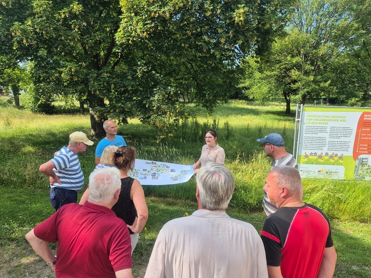 Interessierte Anwohner ließen sich die geplante Gestaltung des neuen Grünzuges zum Rhein in Neuendorf von Oliver Stracke und Lena Hörsch des Eigenbetriebs Grünflächen- und Bestattungswesen erklären.