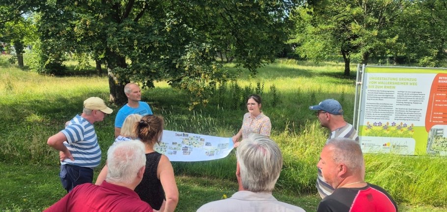 Interessierte Anwohner ließen sich die geplante Gestaltung des neuen Grünzuges zum Rhein in Neuendorf von Oliver Stracke und Lena Hörsch des Eigenbetriebs Grünflächen- und Bestattungswesen erklären. Interessierte Anwohner ließen sich die geplante Gestaltung des neuen Grünzuges zum Rhein in Neuendorf von Oliver Stracke und Lena Hörsch des Eigenbetriebs Grünflächen- und Bestattungswesen erklären.
