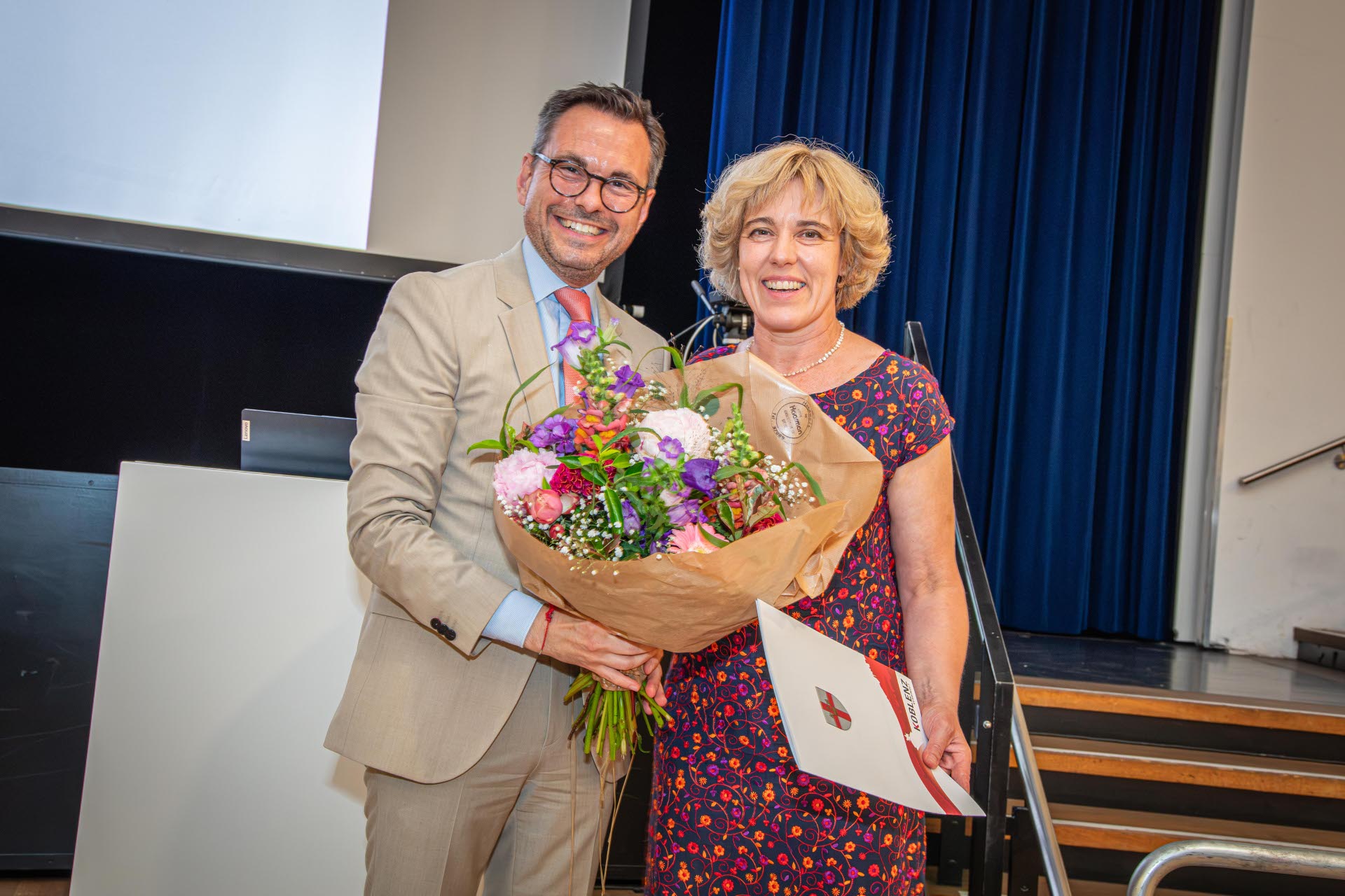 Zu den ersten Gratulanten nach ihrer Vereidigung und Ernennung ins Amt als erste hauptamtliche Beigeordnete gratulierte der Koblenzer Oberbürgermeister David Langner (links) der zukünftigen Bürgermeisterin Dr. Dagmar Kranz (rechts).