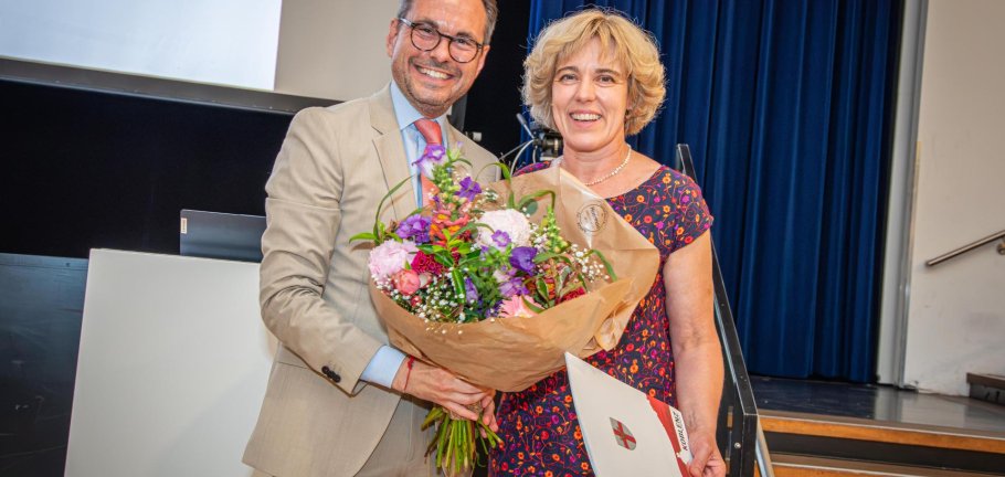 Zu den ersten Gratulanten nach ihrer Vereidigung und Ernennung ins Amt als erste hauptamtliche Beigeordnete gratulierte der Koblenzer Oberbürgermeister David Langner (links) der zukünftigen Bürgermeisterin Dr. Dagmar Kranz (rechts). Zu den ersten Gratulanten nach ihrer Vereidigung und Ernennung ins Amt als erste hauptamtliche Beigeordnete gratulierte der Koblenzer Oberbürgermeister David Langner (links) der zukünftigen Bürgermeisterin Dr. Dagmar Kranz (rechts).