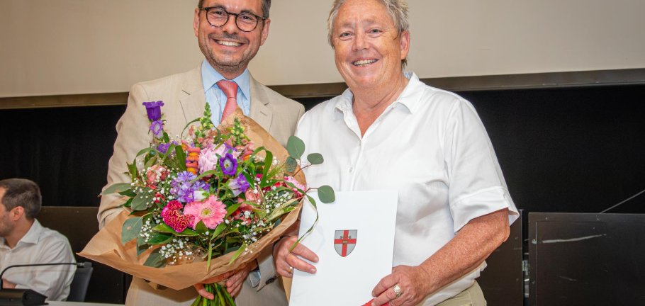 Der Koblenzer Oberbürgermeister David Langner verabschiedete die bisherige Bürgermeisterin Ulrike Mohrs im Rahmen der Juni-Ratssitzung offiziell aus ihrem Amt, aus dem sie Ende des Monats ausscheidet. Der Koblenzer Oberbürgermeister David Langner verabschiedete die bisherige Bürgermeisterin Ulrike Mohrs im Rahmen der Juni-Ratssitzung offiziell aus ihrem Amt, aus dem sie Ende des Monats ausscheidet.