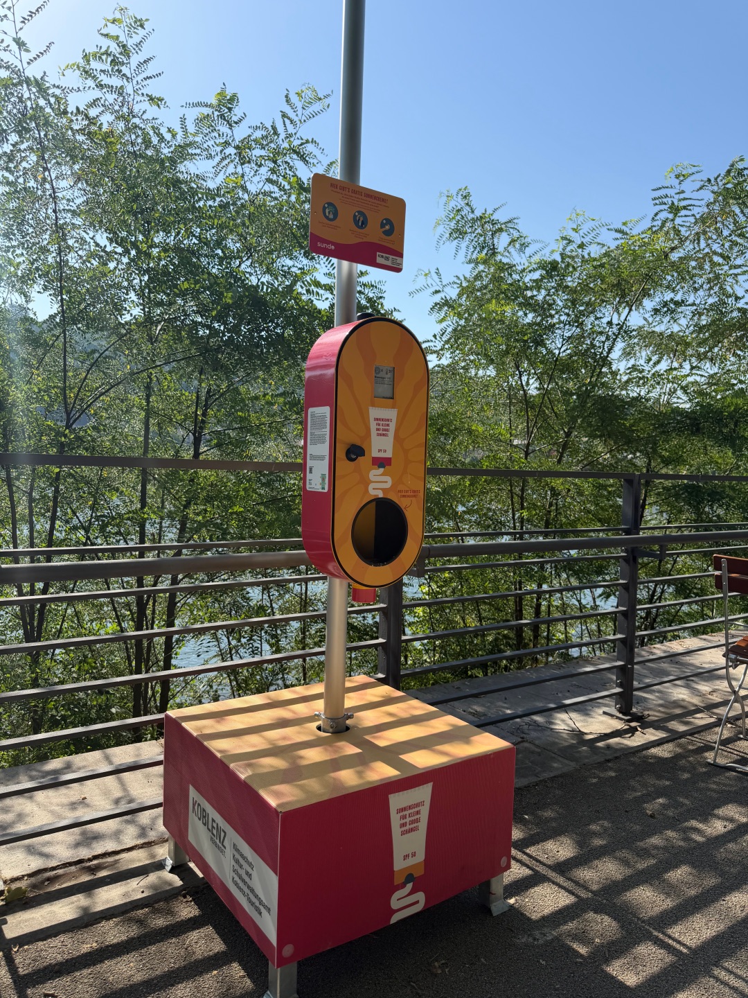 Mit dem neuen, leicht zugänglichen Sonnenschutzangebot möchte die Stadt Koblenz dazu beitragen, Gesundheitsvorsorge im öffentlichen Raum einfach und selbstverständlich zu machen.