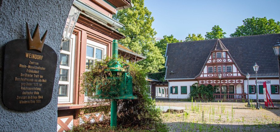 Ein Innenhof mit einem Fachwerkgebäude.