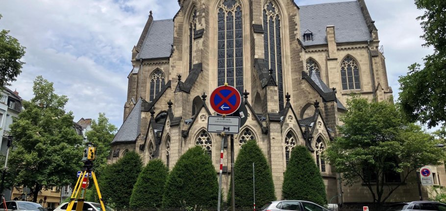 Autos stehen auf einer Straße vor einer Kirche. Autos stehen auf einer Straße vor einer Kirche.