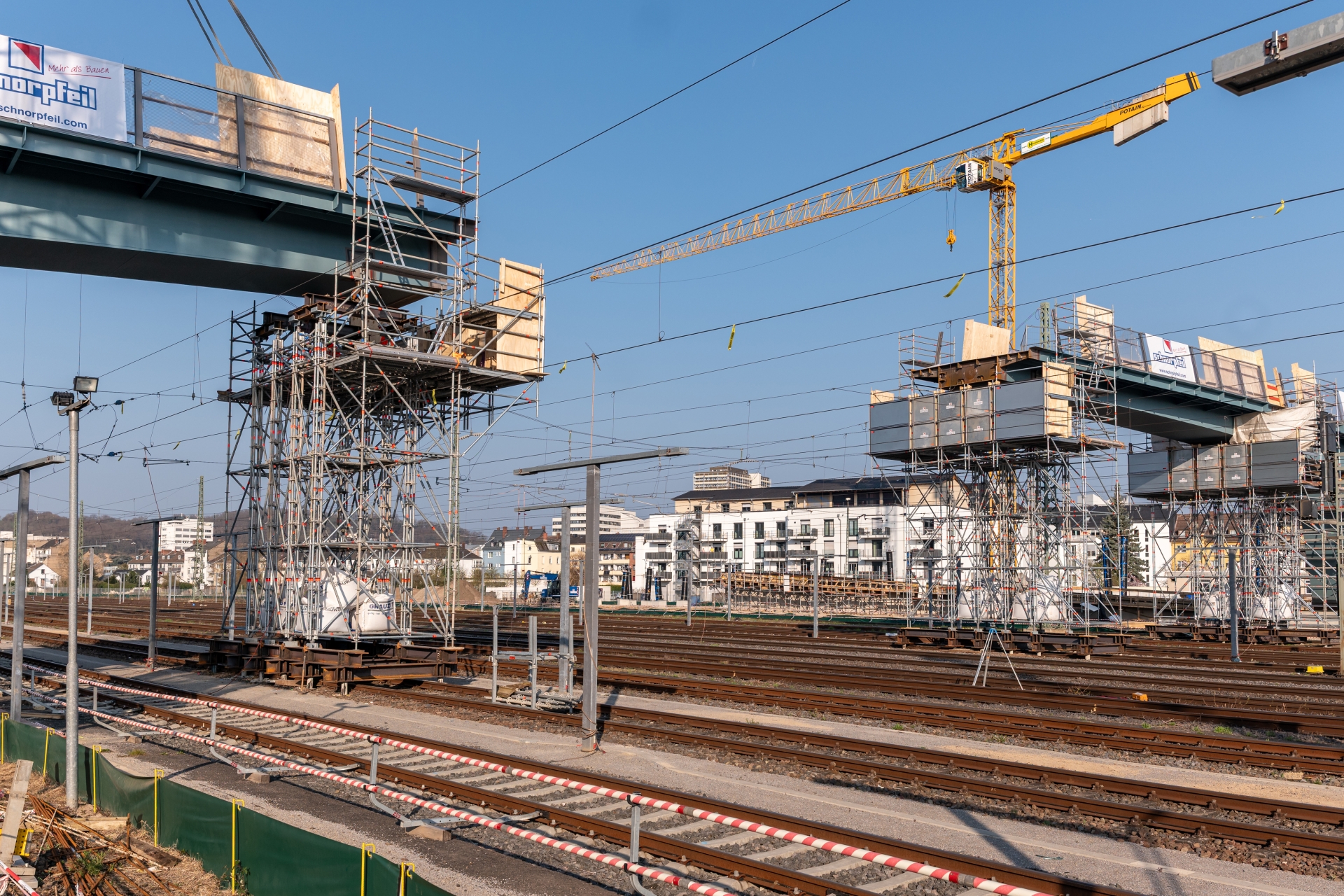Die neue Geh- und Radwegbrücke soll künftig die Stadtteile Rauental und Goldgrube verbinden. Was jetzt noch fehlt, ist ein Name, dafür startet die Stadt Koblenz einen Namenswettbewerb, bei dem Bürgerinnen und Bürger eigene Vorschläge einreichen können.