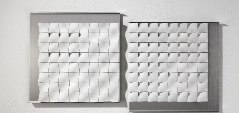 Zwei Kunstwerke hängen an einer Wand. Zwei Kunstwerke hängen an einer Wand.