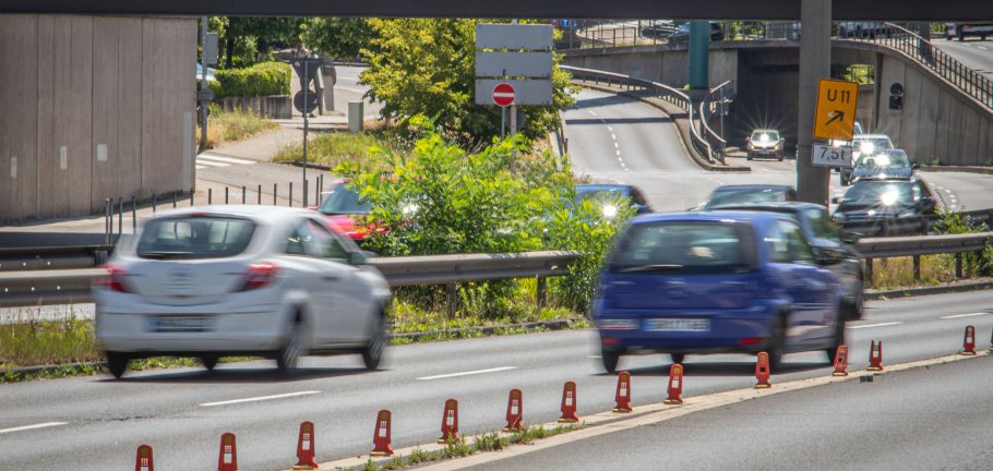 Mehrere Autos fahren auf einer mehrspurigen Straße. Mehrere Autos fahren auf einer mehrspurigen Straße.
