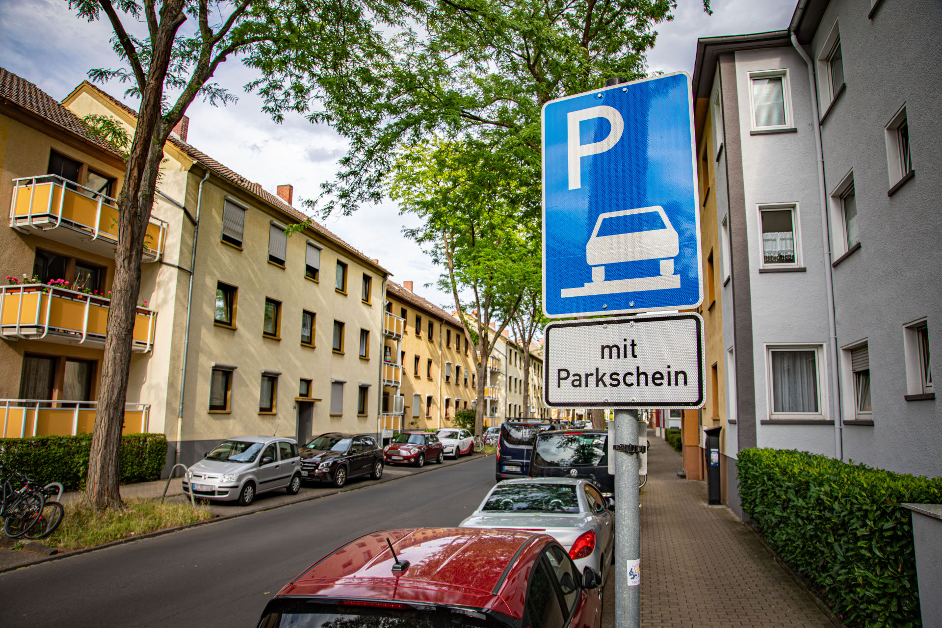 Ein Parkplatz-Schild an einer Straße.