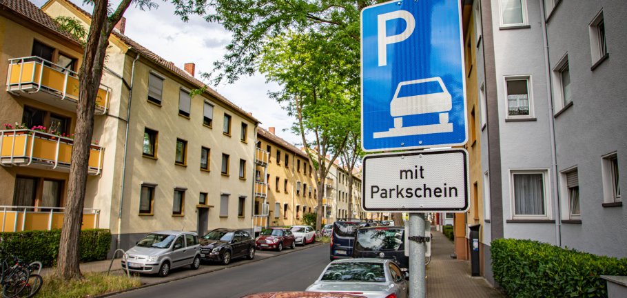 Ein Parkplatz-Schild an einer Straße.