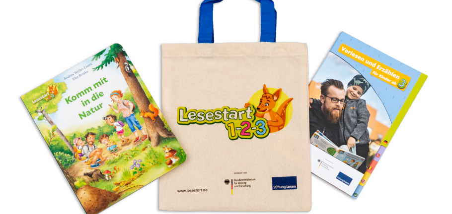 Ein Jutebeutel mit zwei Büchern liegt ausgebreitet auf einer Fläche. Ein Jutebeutel mit zwei Büchern liegt ausgebreitet auf einer Fläche.