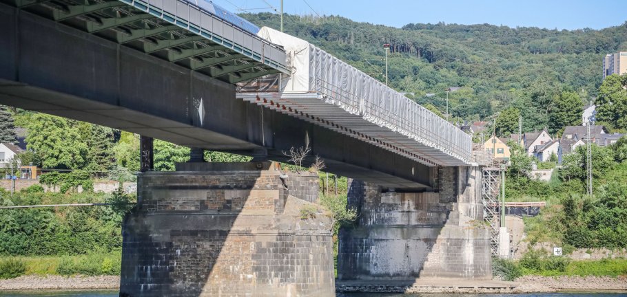 Eine Brücke führt über einen Fluss. Auf der Brücke ist eine Baustelle zu erkennen.
