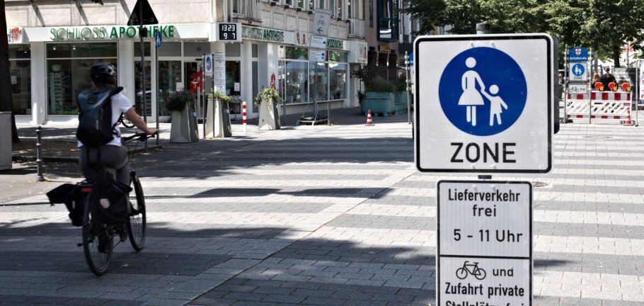 Ein Straßenschild kündigt eine Fußgängerzone an.