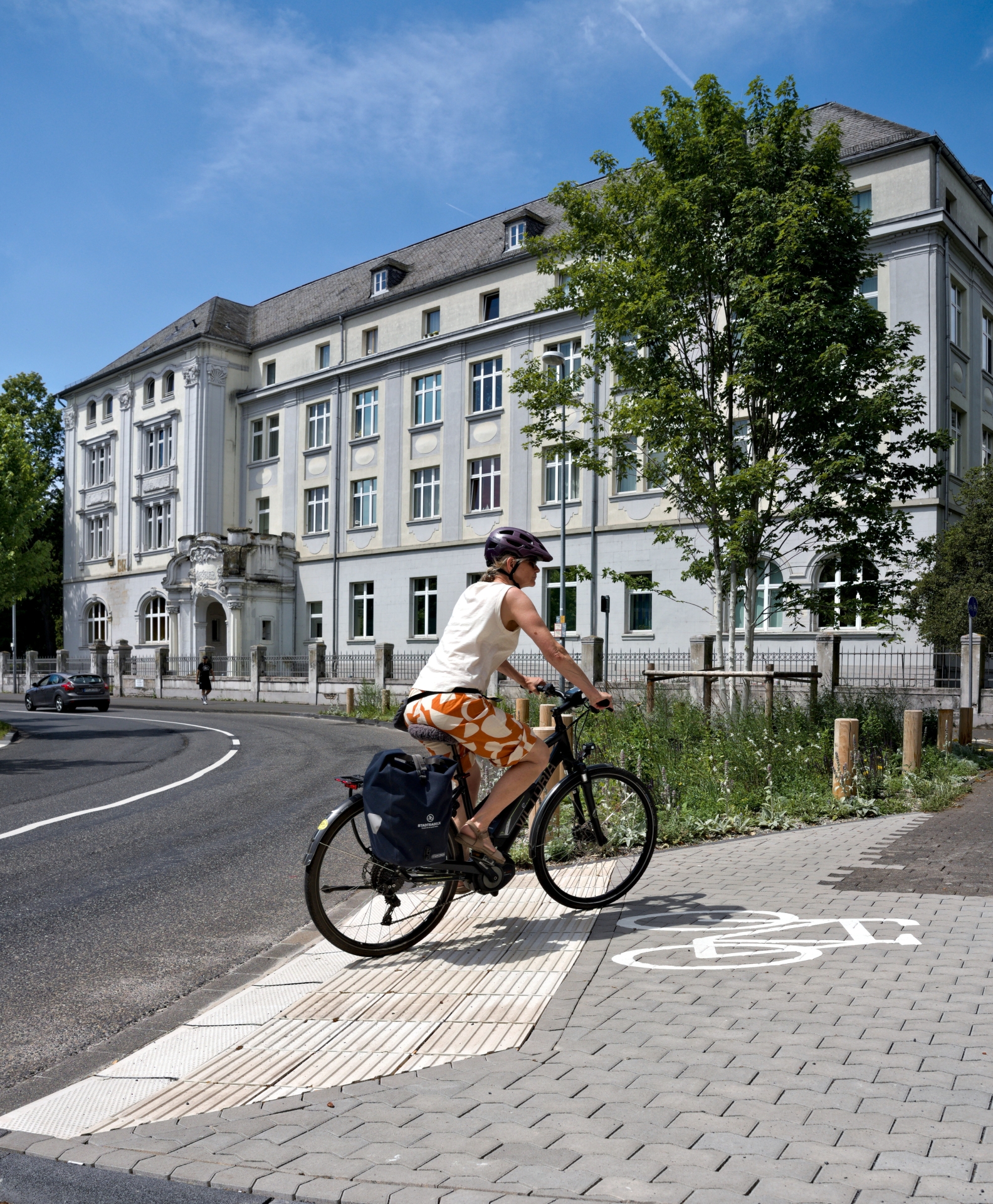 Eine Fahrradfahrerin fährt auf einer Straße.