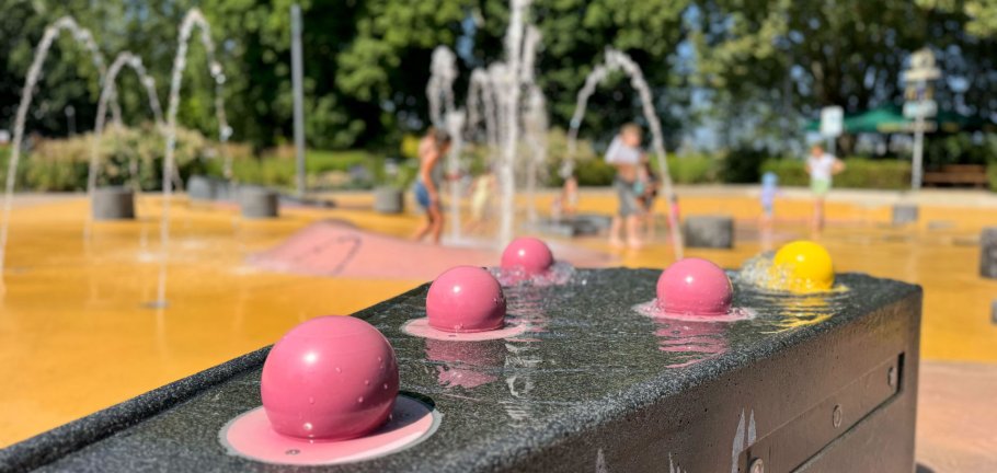 Wasser fließt über Spielgeräte auf einem Wasserspielplatz. Wasser fließt über Spielgeräte auf einem Wasserspielplatz.