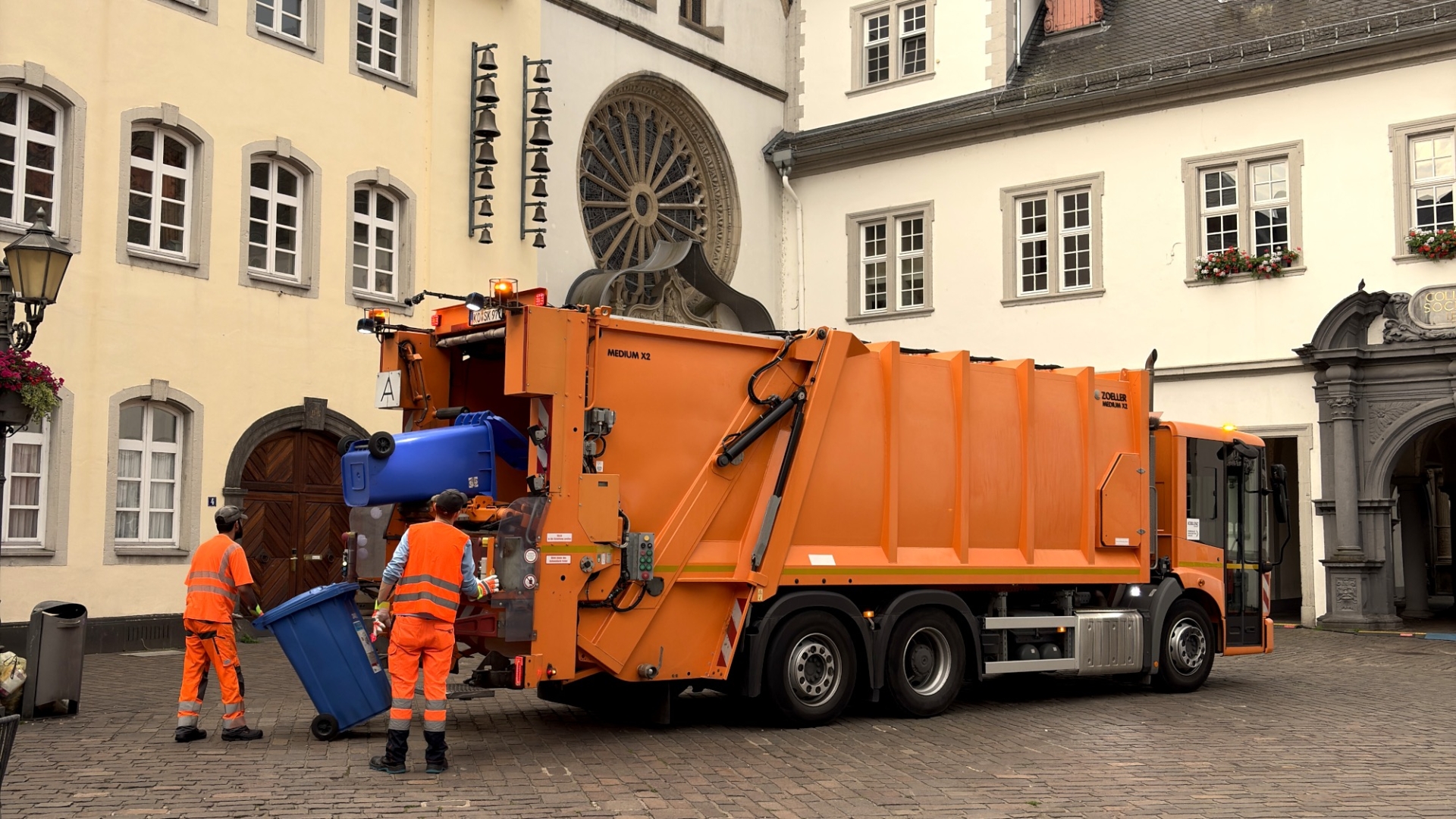 Leerung blauer Tonnen. Wer auf eigenem Grundstück keinen Platz für ein blaues Abfallgefäß hat, stellt Altpapier gebündelt mit Kordel oder im Karton bereit.