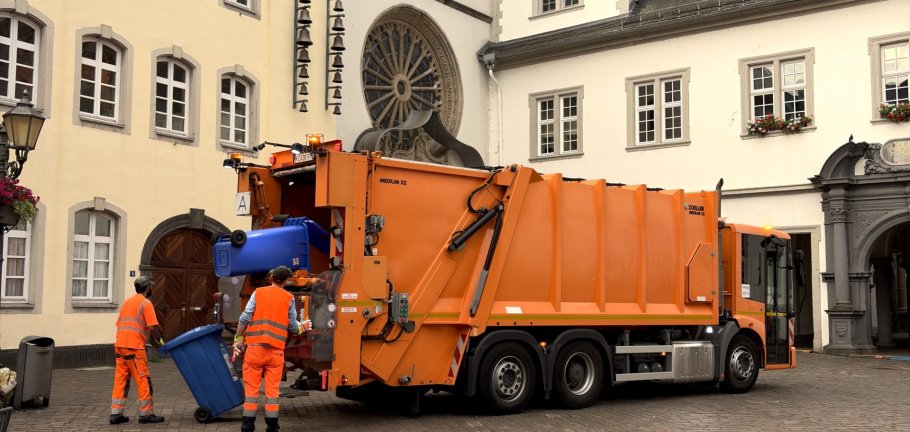 Leerung blauer Tonnen. Wer auf eigenem Grundstück keinen Platz für ein blaues Abfallgefäß hat, stellt Altpapier gebündelt mit Kordel oder im Karton bereit.