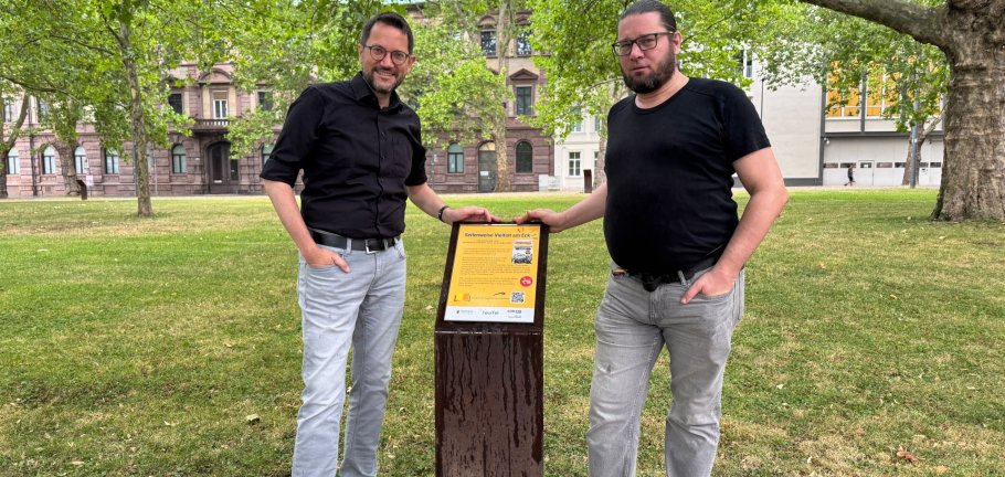 Rainer Marquardt (links, Buchhandlung Reuffel) und Benjamin Merkler (rechts, Leitung Betriebsabteilung des Landesbibliothekszentrums Rheinland-Pfalz) mit einer neu gestalteten Stele. Rainer Marquardt (links, Buchhandlung Reuffel) und Benjamin Merkler (rechts, Leitung Betriebsabteilung des Landesbibliothekszentrums Rheinland-Pfalz) mit einer neu gestalteten Stele.