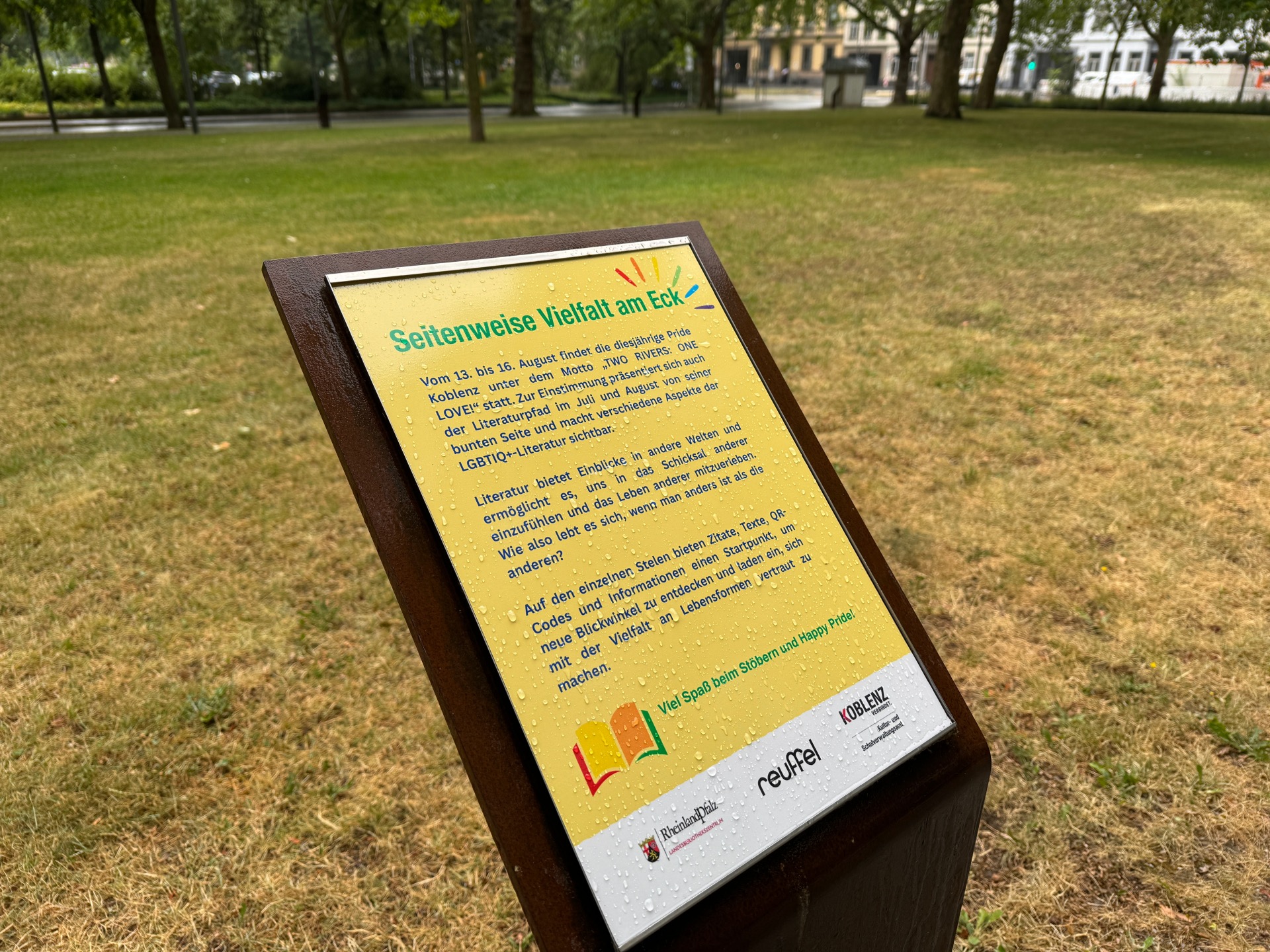 Die acht Stelen aus Cortenstahl erinnern an Lesepulte und werden regelmäßig mit neuen Inhalten bestückt. Im Juli und August gibt es Inhalte zum Thema „Seitenweise Vielfalt am Eck“.