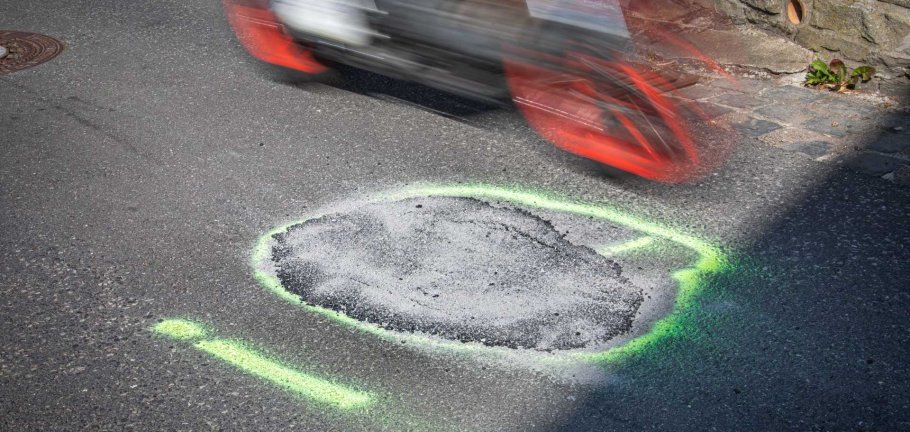 Ein Motorrad fährt an einem Markierung auf der Fahrbahn vorbei. Ein Motorrad fährt an einem Markierung auf der Fahrbahn vorbei.