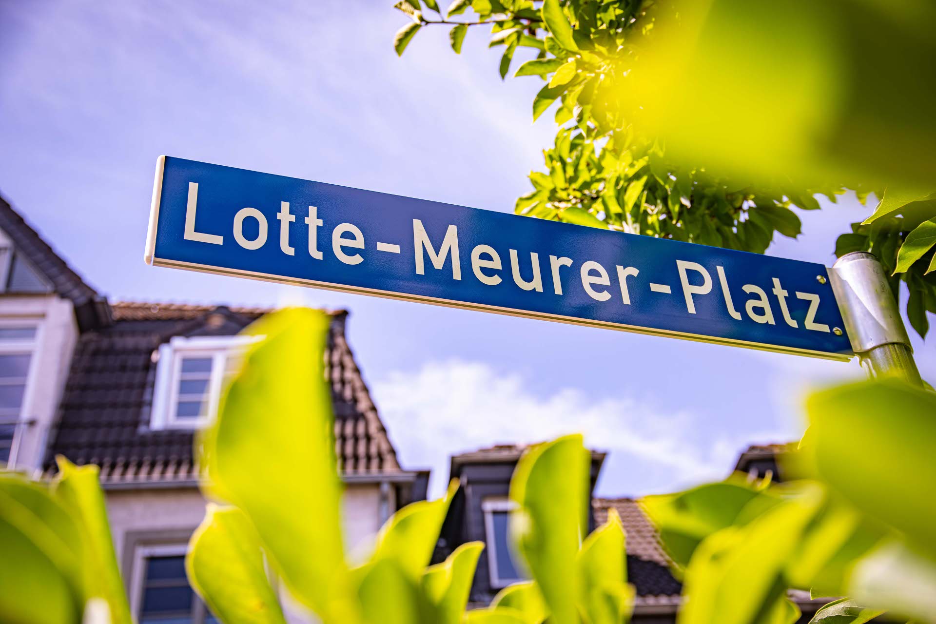 Ein Straßenschild trägt die Aufschrift Lotte-Meurer-Platz.
