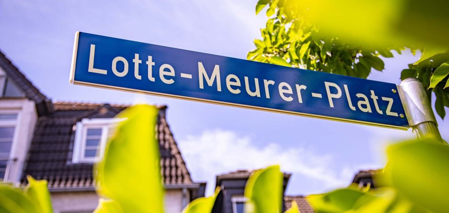 Ein Straßenschild trägt die Aufschrift Lotte-Meurer-Platz. Ein Straßenschild trägt die Aufschrift Lotte-Meurer-Platz.