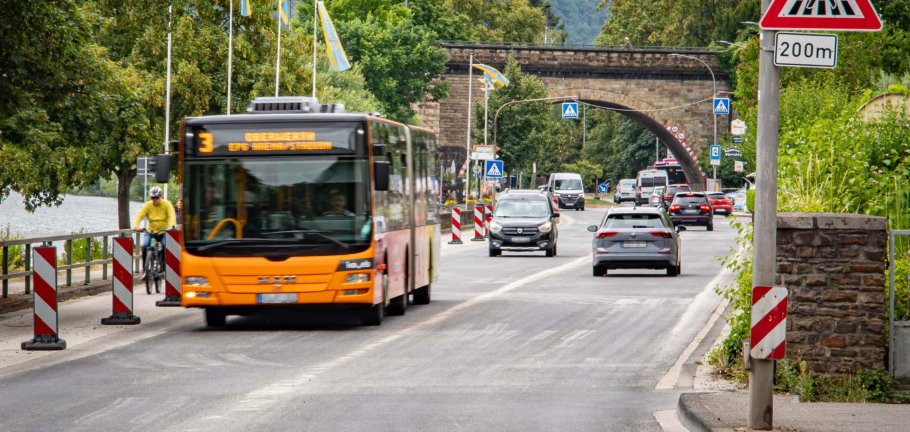 Ein Bus und Autos fahren auf einer Straße. Ein Bus und Autos fahren auf einer Straße.