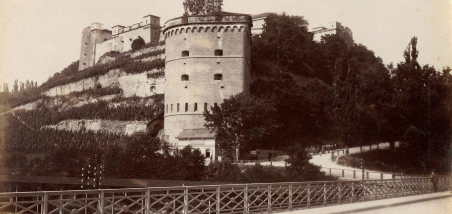Eine historische Aufnahme einer Festungsanlage.