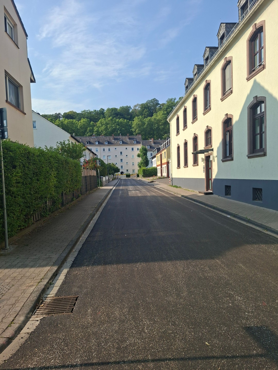 Straße vor Häusern