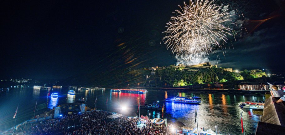 Ein Feuerwerk explodiert über einer Festungsanlage.