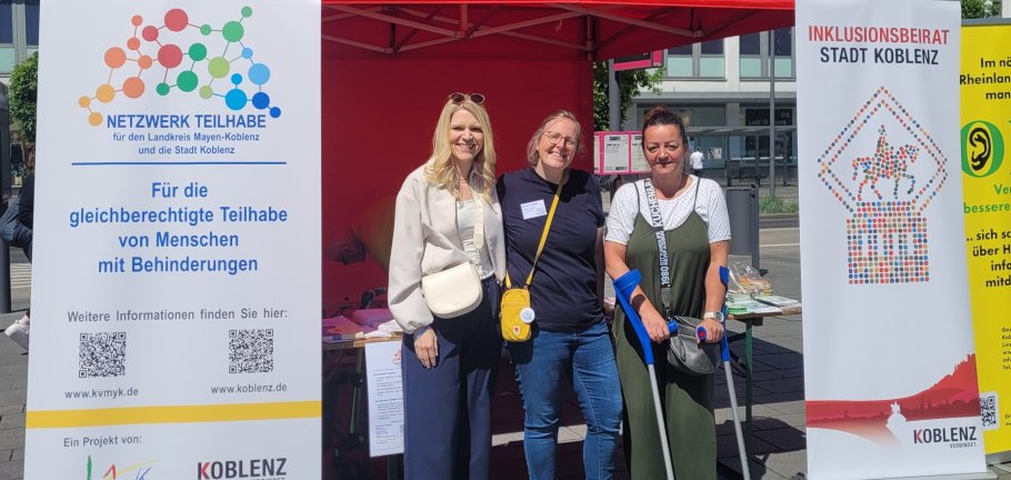 Drei Frau stehen vor einem Pavillon. Drei Frau stehen vor einem Pavillon.