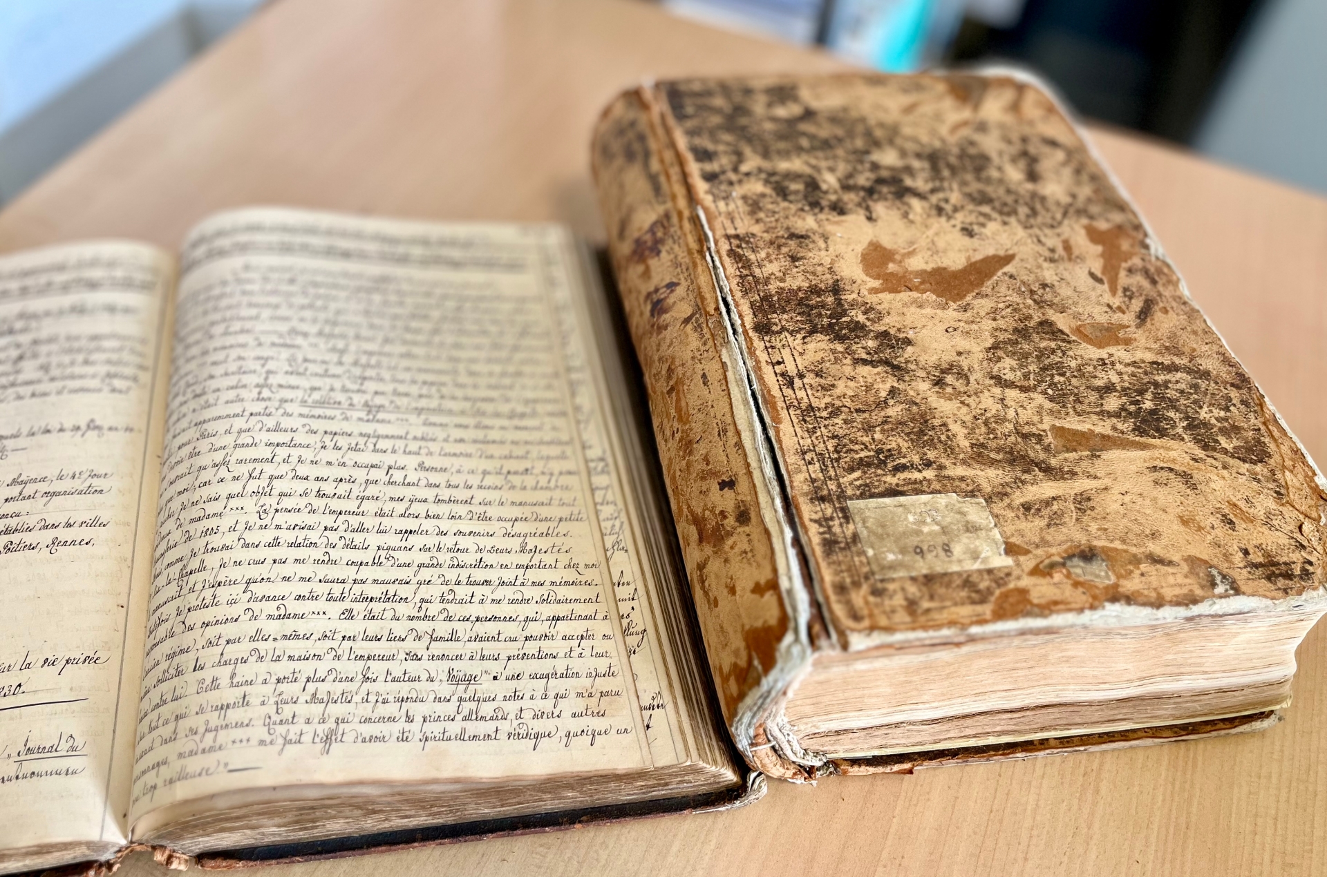 Zwei historische Bücher liegen auf einem Tisch.