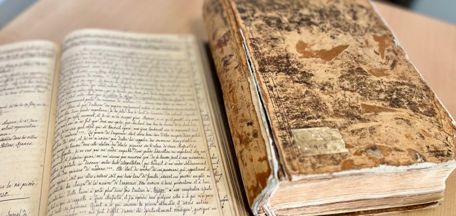 Zwei historische Bücher liegen auf einem Tisch. Zwei historische Bücher liegen auf einem Tisch.