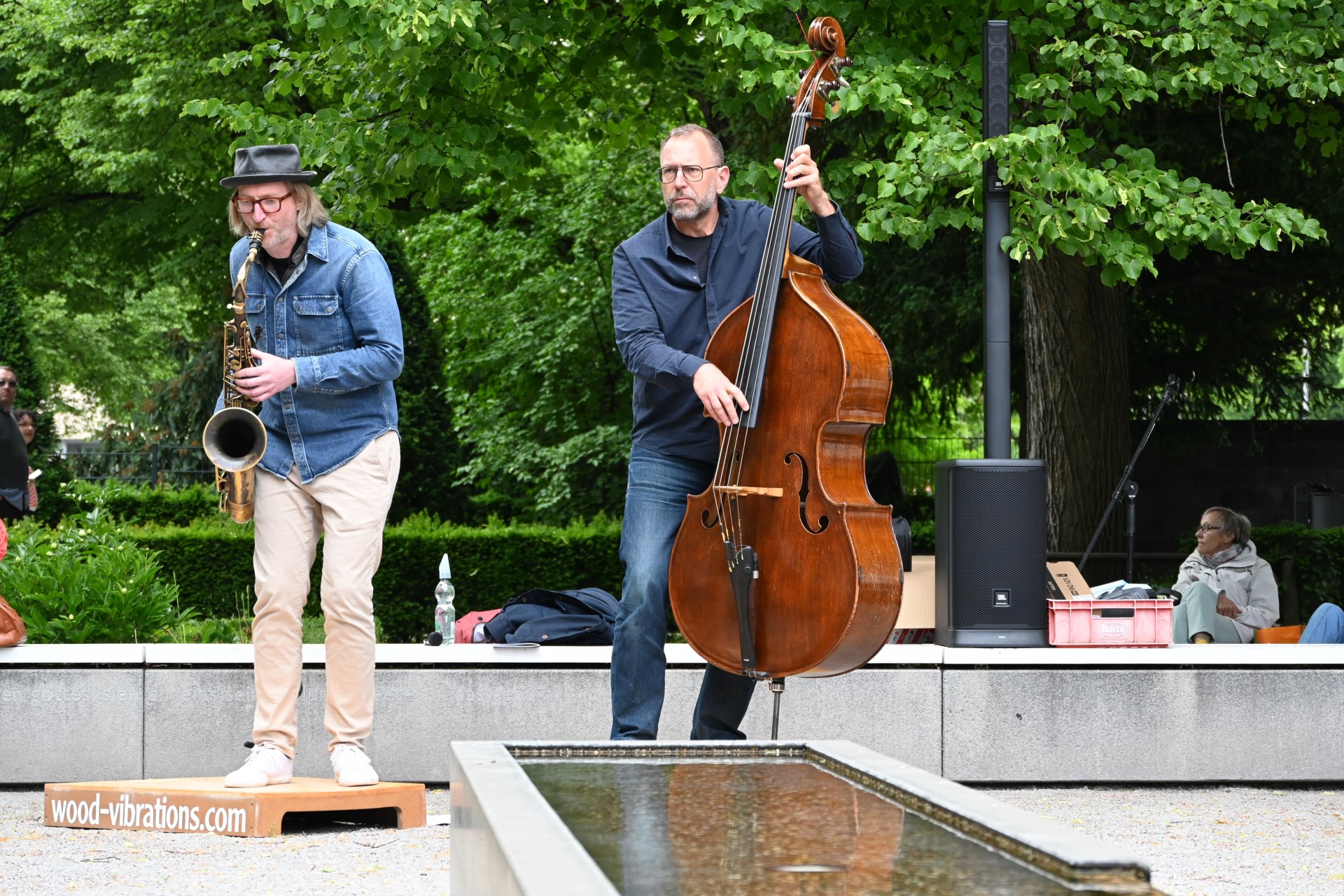 Das Duo Wood Vibrations spielt am Sonntag ab 15 Uhr Jazziges im Paradiesgarten an der Basilika St. KastorVerena Groß / Stadt Koblenz.