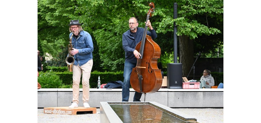 Das Duo Wood Vibrations spielt am Sonntag ab 15 Uhr Jazziges im Paradiesgarten an der Basilika St. KastorVerena Groß / Stadt Koblenz.