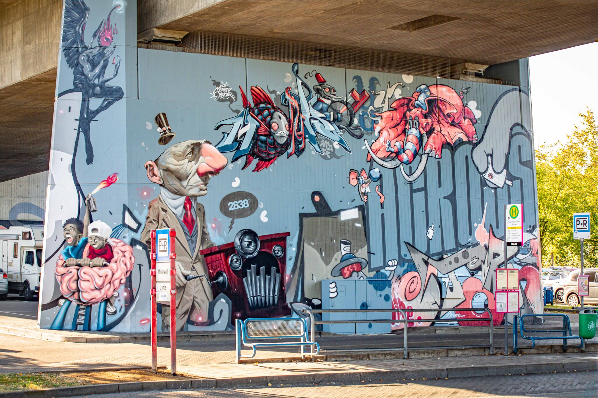 Bunte Streetart-Kunst ziert einen Brückenpfeiler.