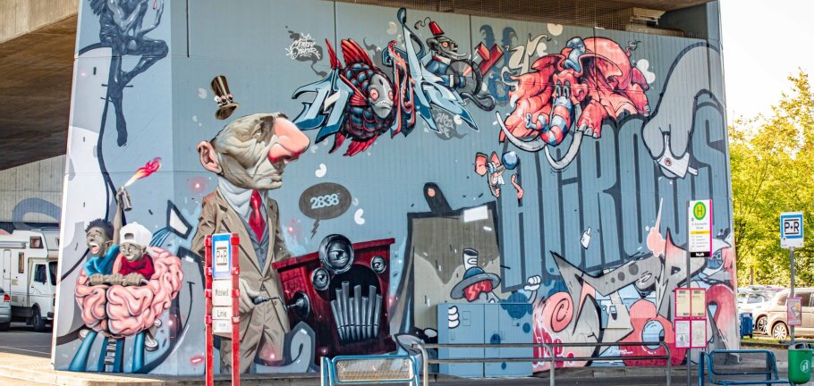 Bunte Streetart-Kunst ziert einen Brückenpfeiler.