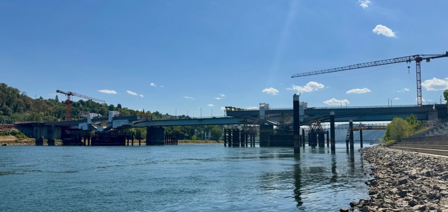 Die Pfaffendorfer Brücke noch ohne die mittleren Stahlbauteile, die die Stahlkonstruktion vervollständigen wird. Foto: Felix Gras/ Stadt Koblenz Die Pfaffendorfer Brücke noch ohne die mittleren Stahlbauteile, die die Stahlkonstruktion vervollständigen wird. Foto: Felix Gras/ Stadt Koblenz